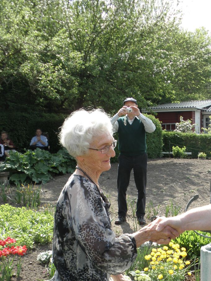 Gudrun modtager gaver fra foreningen ved formand Bjarne.